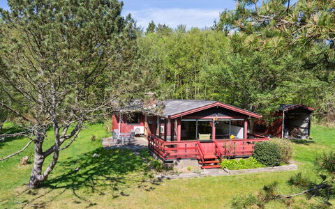 Therbern - 1.7Km from the Sea: Bygning, Hus, Vindue, Hjem, Tag, Boligområde, Busk, Sommerhus, Land Lot