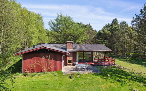Therbern - 1.7Km from the Sea: Bygning, Hus, Vindue, Hjem, Tag, Boligområde, Busk, Sommerhus, Land Lot