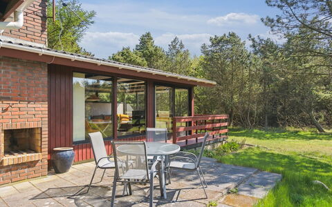 Therbern - 1.7Km from the Sea: Bygning, Hus, Vindue, Hjem, Tag, Boligområde, Busk, Sommerhus, Land Lot