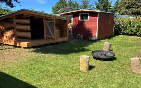 Oiva - 450M from the Sea: Træ, Skur, Tag, Garden Bygninger, Sommerhus, Bjælkehytte, Backyard, Hytte, Hytte, Gård