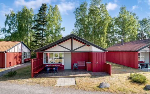 Hira - 300M from the Sea: Bygning, Hus, Træ, Hjem, Tag, Sommerhus, Boligområde, Busk, Arkitektur