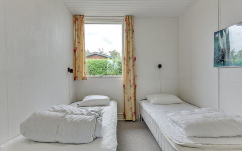 Birge - 200M from the Sea: Væg, Soveværelse, Gulvbelægning, Seng, Indretning, Etage, Loft, Møbel, Sengetøj, Sengetøj