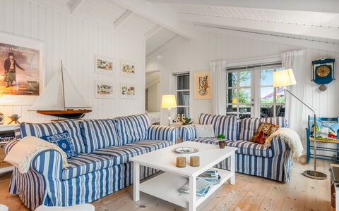 Danko - 1.5Km from the Sea: Møbel, Indretning, Træ, Couch, Stue, Hjem, Bord, Stol, Loft, Etage