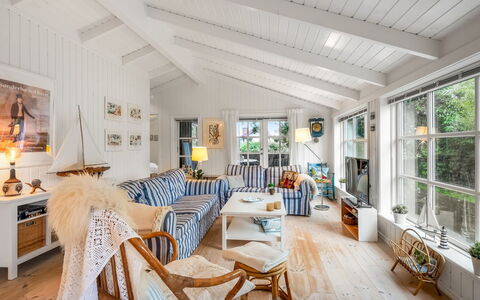 Danko - 1.5Km from the Sea: Møbel, Indretning, Træ, Loft, Couch, Stue, Hjem, Gulvbelægning, Stol, Etage