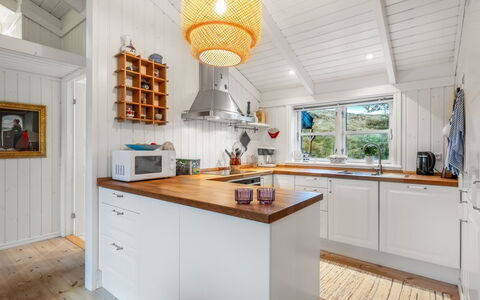 Danko - 1.5Km from the Sea: Køkken, Gulvbelægning, Countertop, Cabinetry, Indretning, Træ, Møbel, Loft, Etage, Køkken Apparat