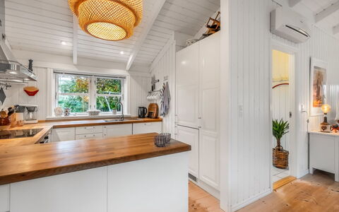 Danko - 1.5Km from the Sea: Indretning, Gulvbelægning, Møbel, Træ, Loft, Køkken, Etage, Cabinetry, Countertop, Trægulve