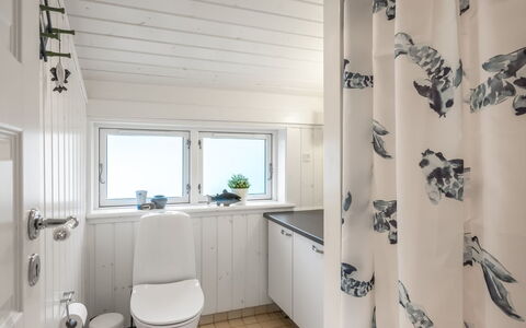 Danko - 1.5Km from the Sea: Sanitærarmatur, Gulvbelægning, Etage, Indretning, Badeværelse, Vvs, Tap, Toilet, Loft, Håndvask