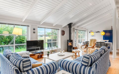 Danko - 1.5Km from the Sea: Møbel, Træ, Couch, Indretning, Loft, Hjem, Stue, Stol, Sommerhus