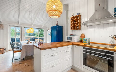 Danko - 1.5Km from the Sea: Køkken, Countertop, Indretning, Træ, Gulvbelægning, Loft, Cabinetry, Køkken Apparat, Møbel, Etage