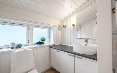 Danko - 1.5Km from the Sea: Sanitærarmatur, Gulvbelægning, Indretning, Etage, Håndvask, Loft, Træ, Tap, Badeværelse, Badeværelsesvask