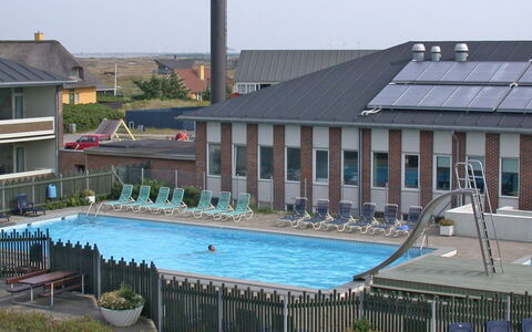 Rubi - 50M from the Sea: Gulvbelægning, Sanitærarmatur, Etage, Indretning, Badeværelse, Toilet, Vvs, Håndvask, Badeværelsesskab, Tap