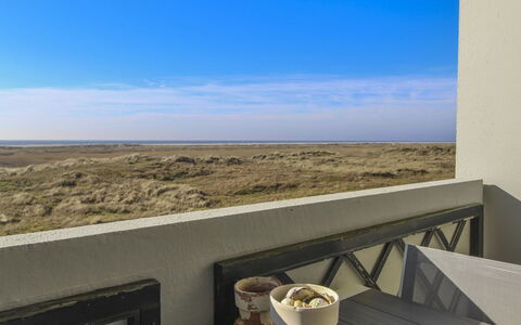 Rubi - 50M from the Sea: Loft, Gulvbelægning, Indretning, Etage, Kompositmateriale, Møbel, Udvej, Hotel, Design, Dagslys