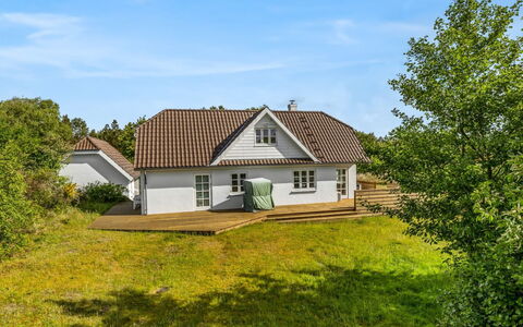 Thorben - 3.5Km from the Sea: Græs, Bygning, Hus, Tag, Hjem, Sommerhus, Busk, Arkitektur, Land Lot