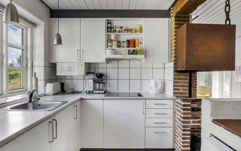 Thorben - 3.5Km from the Sea: Køkken, Køkken Apparat, Countertop, Større Bandage, Indretning, Gulvbelægning, Cabinetry, Husholdningsapparat, Møbel, Køkkenvask