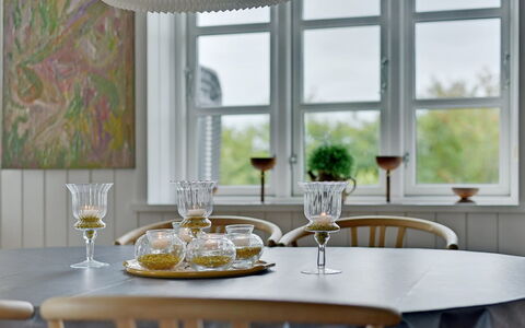 Thorben - 3.5Km from the Sea: Indretning, Lysekrone, Møbel, Spisestue, Loft, Køkken & Spisebord, Serveware, Lysarmatur, Tallerkner, Naturmateriale