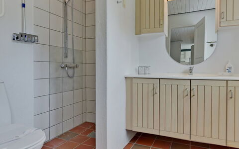 Thorben - 3.5Km from the Sea: Badeværelsesvask, Sanitærarmatur, Gulvbelægning, Håndvask, Badeværelsesskab, Etage, Indretning, Badeværelse, Tap, Cabinetry