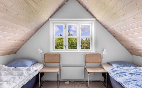 Thorben - 3.5Km from the Sea: Træ, Soveværelse, Indretning, Seng, Loft, Etage, Møbel, Hjem, Værelse, Sengetøj