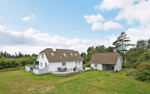 Thorben - 3.5Km from the Sea: Bygning, Hus, Træ, Hjem, Tag, Sommerhus, Boligområde, Busk, Arkitektur