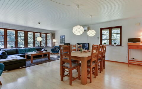 Satzur - 800M from the Sea: Møbel, Indretning, Gulvbelægning, Træ, Loft, Etage, Lysarmatur, Couch, Værelse, Stue