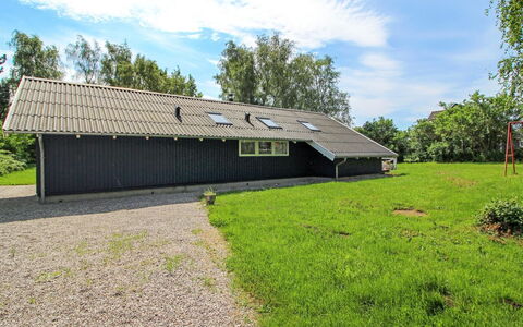 Ejvi - 700M from the Sea: Gulvbelægning, Væg, Etage, Indretning, Træ, Loft, Trægulve, Belysning, Møbel, Laminat Gulv