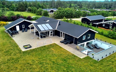 Ancel - 1.7Km from the Sea: Svømmepøl, Udendørs Møbler, Møbel, Udvej, Flise, Eco Hotel, Skygge, Stol, Fritid, Estate