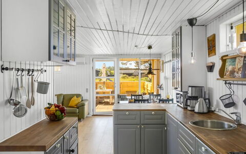 Uffi - 300M from the Sea: Køkken, Køkken Apparat, Countertop, Cabinetry, Større Bandage, Træ, Møbel, Indretning, Husholdningsapparat, Gulvbelægning
