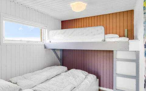Uffi - 300M from the Sea: Soveværelse, Træ, Seng, Sengetøj, Køjeseng, Sengetøj, Etage, Indretning, Gulvbelægning, Loft