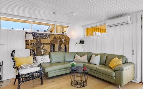 Uffi - 300M from the Sea: Indretning, Gulvbelægning, Træ, Couch, Etage, Møbel, Loft, Trægulve, Stue, Belysning