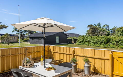 Uffi - 300M from the Sea: Udendørs Møbler, Møbel, Paraply, Skygge, Udendørs Bord, Stol, Have, Landscaping, Gårdhave, Gård