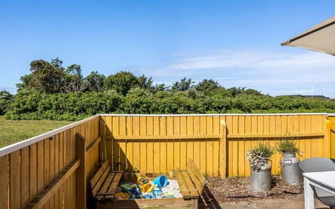 Uffi - 300M from the Sea: Himmel, Land Lot, Hegn, Sollys, Skygge, Have, Home Fencing, Landscaping, Bejdse, Planke