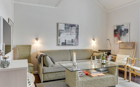 Enrica - 1Km from the Sea: Møbel, Indretning, Couch, Gulvbelægning, Stue, Etage, Værelse, Bord, Belysning, Hjem