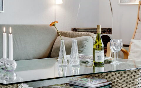 Enrica - 1Km from the Sea: Møbel, Indretning, Bord, Couch, Stue, Belysning, Hjem, Blomsterkrukke, Vase, Lampe