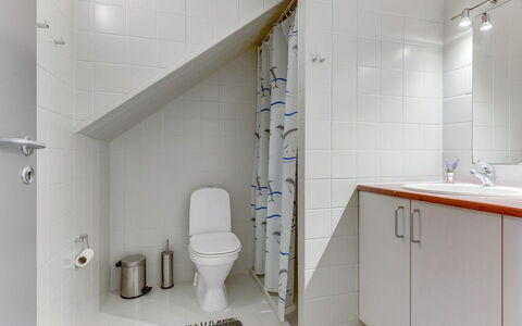 Enrica - 1Km from the Sea: Badeværelse, Gulvbelægning, Sanitærarmatur, Væg, Etage, Indretning, Håndvask, Toilet, Tap, Vvs