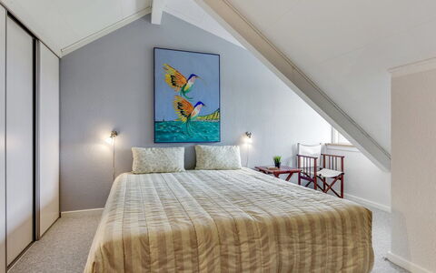 Enrica - 1Km from the Sea: Indretning, Gulvbelægning, Etage, Seng, Soveværelse, Møbel, Loft, Træ, Sengetøj, Textile