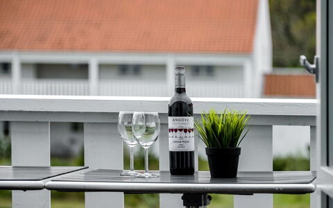 Enrica - 1Km from the Sea: Glas, Altan, Udendørs Møbler, Stueplante, Flaske