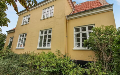 Starki - 800M from the Sea: Bygning, Vindue, Væg, Hus, Hjem, Facade, Boligområde, Busk, Arkitektur, Tag