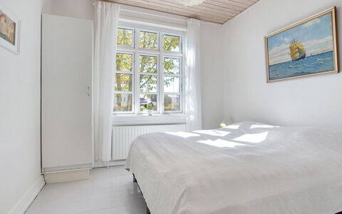 Starki - 800M from the Sea: Seng, Soveværelse, Indretning, Gulvbelægning, Etage, Træ, Sengetøj, Sengetøj, Loft, Møbel
