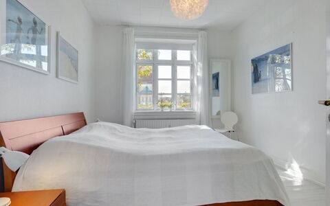 Starki - 800M from the Sea: Seng, Møbel, Soveværelse, Indretning, Etage, Gulvbelægning, Sengetøj, Sengetøj, Træ, Loft