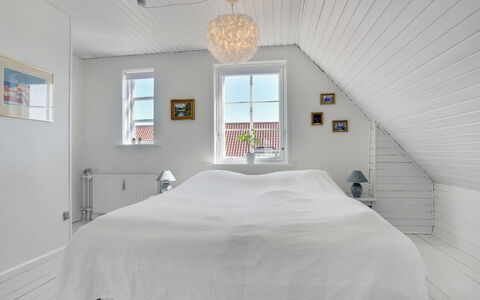 Starki - 800M from the Sea: Soveværelse, Seng, Indretning, Loft, Etage, Træ, Gulvbelægning, Sengetøj, Sengetøj, Møbel