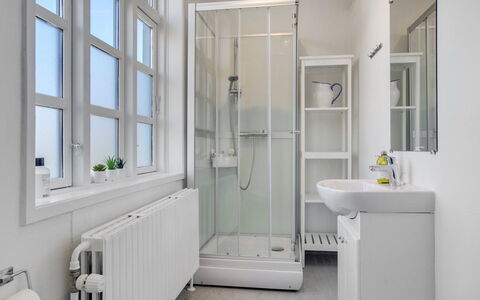 Starki - 800M from the Sea: Badeværelse, Sanitærarmatur, Indretning, Gulvbelægning, Etage, Værelse, Håndvask, Vvs, Toilet, Tap