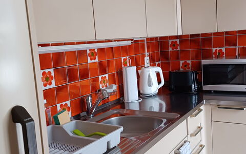 Vela da Reto: Cabinetry, Køkkenvask, Tap, Håndvask, Ejendom, Møbel, Sanitærarmatur, Countertop, Køkken, Træ