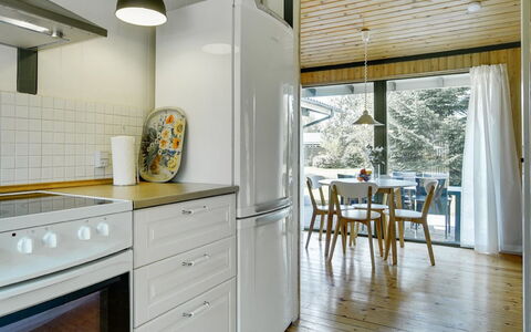 Morle - 600M from the Sea: Køkken, Køkken Apparat, Indretning, Countertop, Større Bandage, Møbel, Gulvbelægning, Træ, Loft, Cabinetry