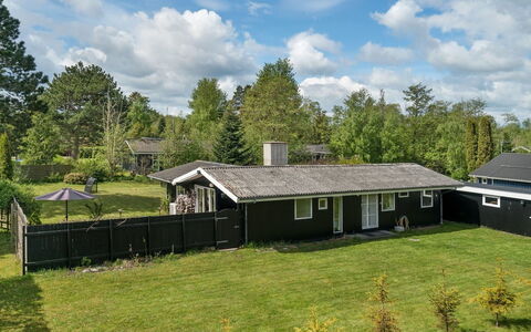 Morle - 600M from the Sea: Græs, Hus, Boligområde, Tag, Hjem, Landskab, Busk, Sommerhus, Land Lot, Lawn