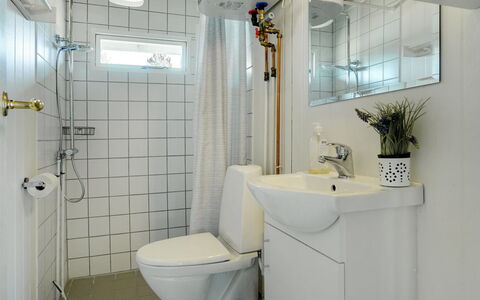 Morle - 600M from the Sea: Sanitærarmatur, Badeværelse, Badeværelsesvask, Håndvask, Indretning, Toiletbræt, Toilet, Gulvbelægning, Etage, Vvs
