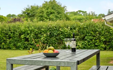 Annica - 150M from the Sea: Plantesamfund, Sollys, Urteagtig Plante, Have, Plantation, Landbrug, Farm