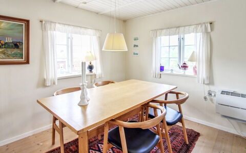 Iivari - 1.5Km from the Sea: Møbel, Gulvbelægning, Indretning, Etage, Træ, Trægulve, Loft, Hjem, Spisestue, Bord