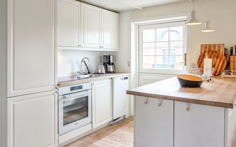 Iivari - 1.5Km from the Sea: Countertop, Køkken, Gulvbelægning, Cabinetry, Køkken Apparat, Indretning, Møbel, Træ, Etage, Køkkenvask