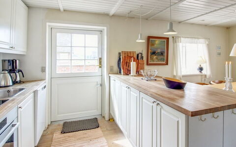 Iivari - 1.5Km from the Sea: Gulvbelægning, Indretning, Møbel, Countertop, Cabinetry, Træ, Etage, Køkken, Loft, Værelse