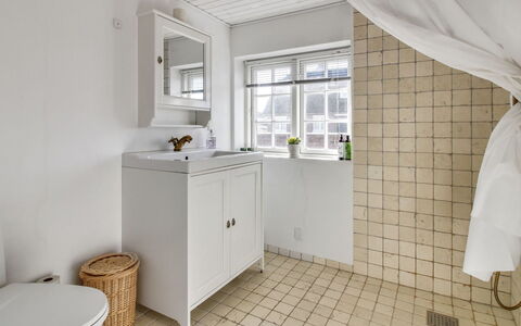 Iivari - 1.5Km from the Sea: Gulvbelægning, Etage, Sanitærarmatur, Væg, Indretning, Badeværelse, Loft, Håndvask, Vvs, Flise