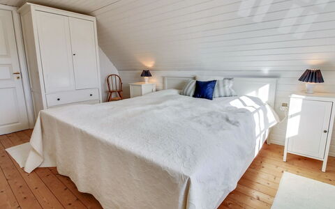 Iivari - 1.5Km from the Sea: Soveværelse, Gulvbelægning, Træ, Seng, Etage, Trægulve, Sengetøj, Sengetøj, Indretning, Loft